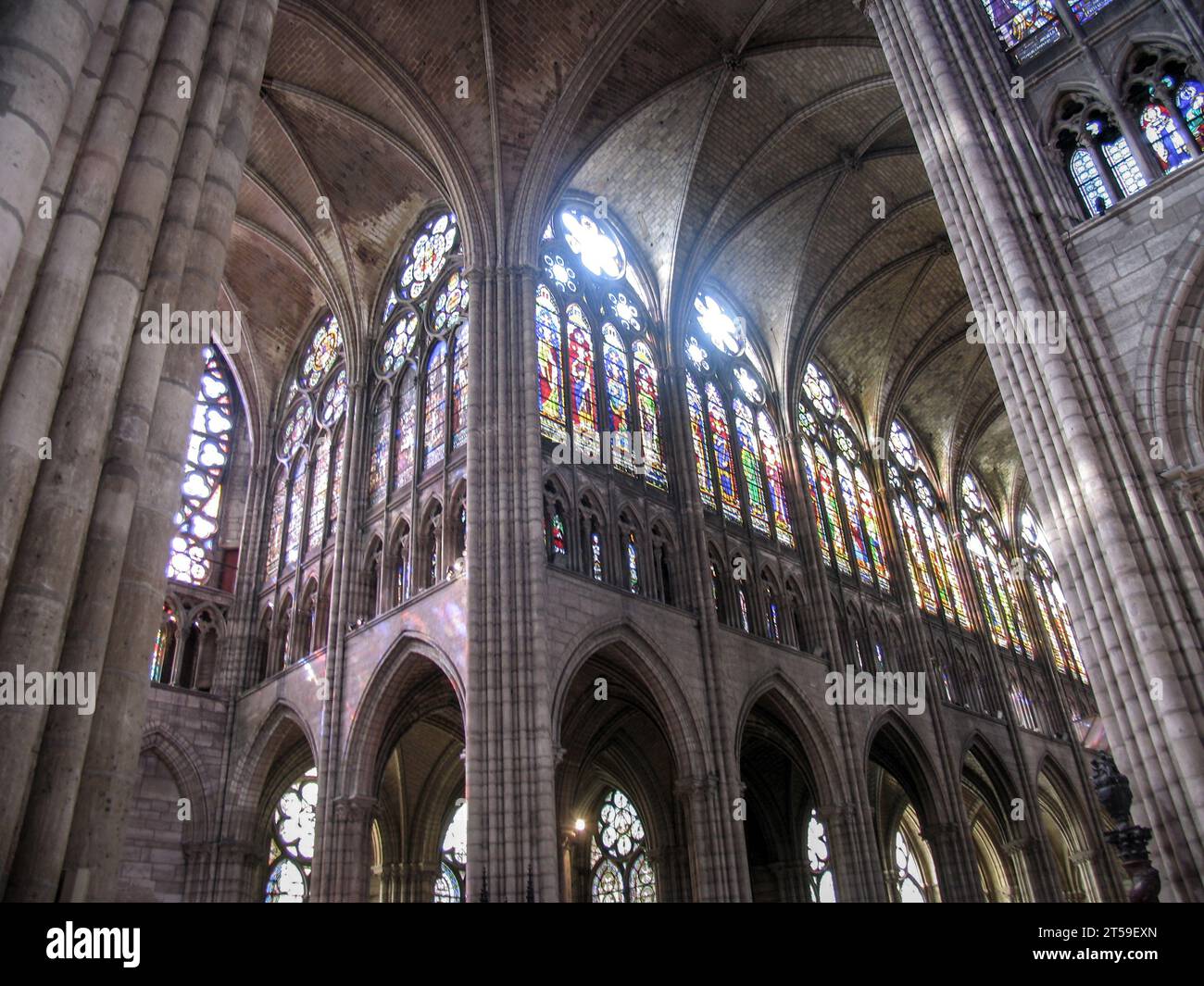 Intérieur de la Basilique Saint-Denis dans la banlieue parisienne de Saint-Denis, France. Banque D'Images