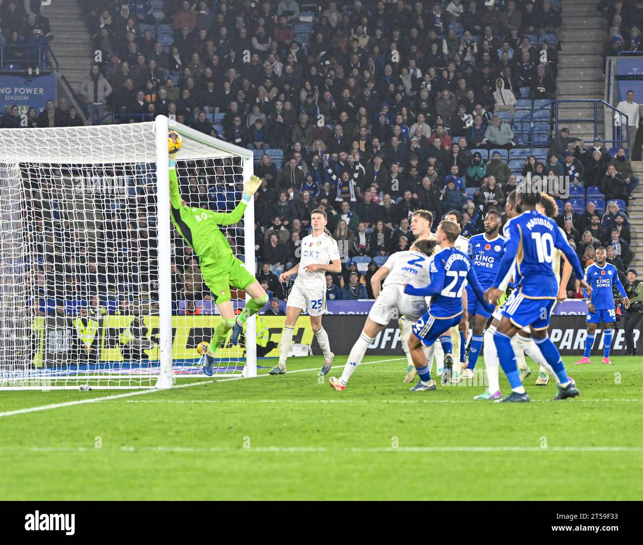 King Power Stadium, Leicester, Royaume-Uni. 3 novembre 2023. EFL Championship football, Leicester City contre Leeds United ; Illan Meslier de Leeds fait une sauvegarde cruciale sous sa barre transversale dans Added Time Credit : action plus Sports/Alamy Live News Banque D'Images