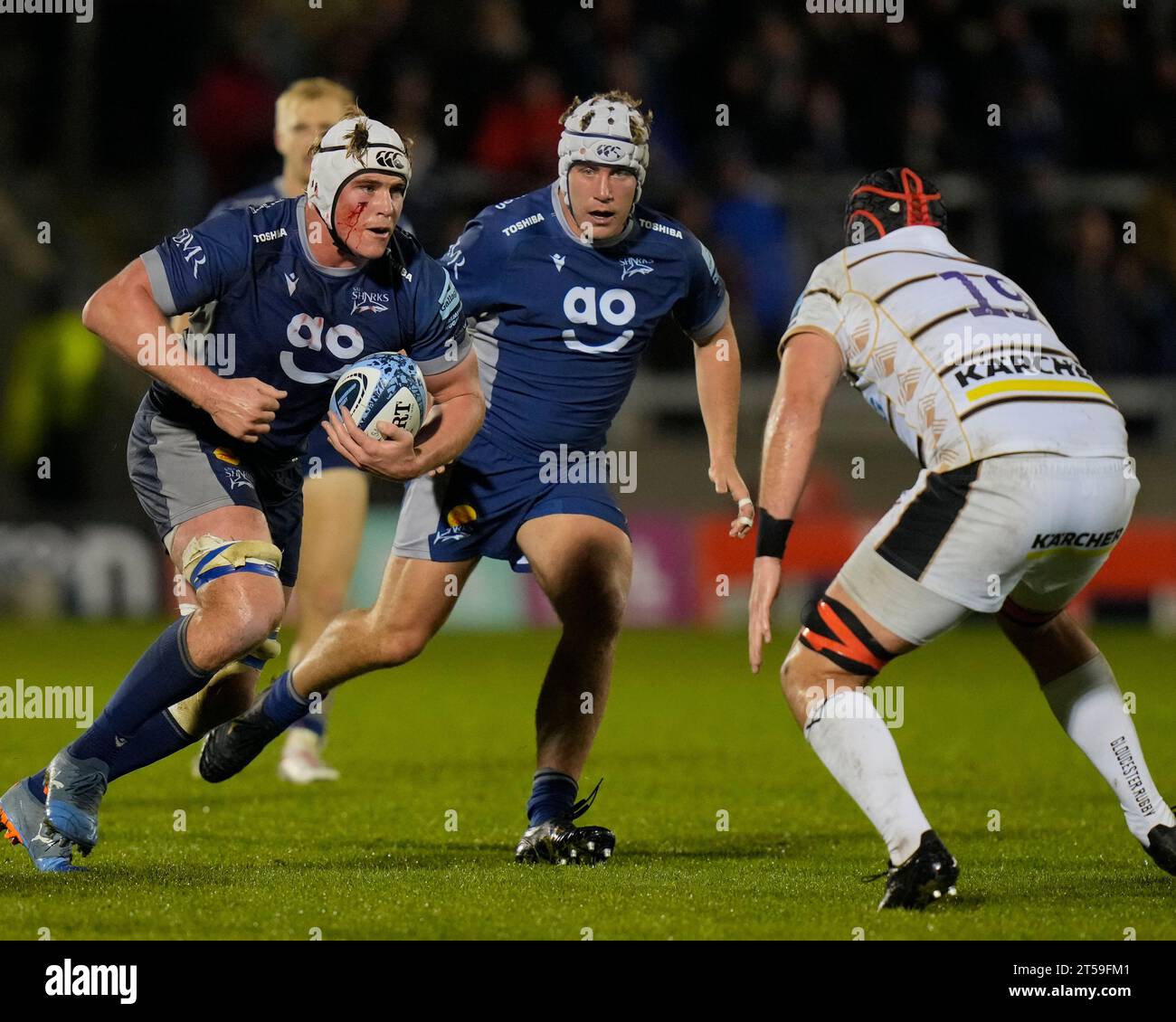 Eccles, Royaume-Uni. 03 novembre 2023. Ernst Van Rhyn #6 de sale Sharks court à Cam Jordan #19 de Gloucester lors du Gallagher Premiership Match sale Sharks vs Gloucester Rugby à AJ Bell Stadium, Eccles, Royaume-Uni, le 3 novembre 2023 (photo Steve Flynn/News Images) à Eccles, Royaume-Uni le 11/3/2023. (Photo Steve Flynn/News Images/Sipa USA) crédit : SIPA USA/Alamy Live News Banque D'Images