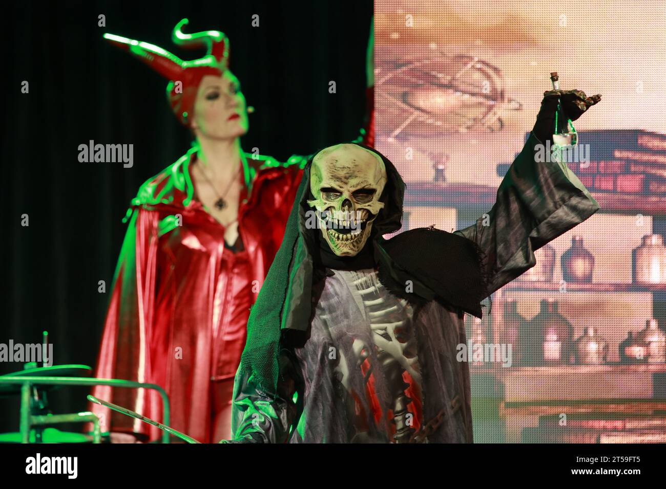 Brocken, Allemagne. 03 novembre 2023. L'actrice Mephista Jessica Fendler se tient à côté de la mort dans une scène du Faust de Goethe. Après une pause de quatre ans, la première de 'Faust on the Brocken - Rock Theater basé sur Goethe' a eu lieu au Brocken. D'autres représentations sont prévues le week-end jusqu'à 19.11. Les clients sont transportés de Wernigerode à Brocken sur le 'Mephisto Express' exploité par Harzer Schmalspurbahnen GmbH. Crédit : Matthias Bein/dpa/Alamy Live News Banque D'Images