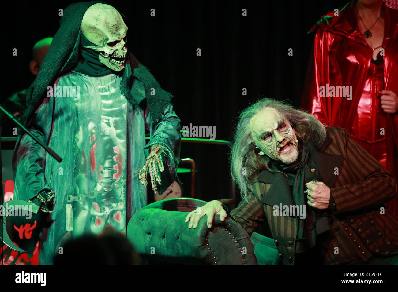Brocken, Allemagne. 03 novembre 2023. L'acteur Faust Christian Venske est assis à droite dans une scène. Après une pause de quatre ans, la première de 'Faust on the Brocken - Rock Theater basé sur Goethe' a eu lieu au Brocken. D'autres représentations sont prévues le week-end jusqu'à 19.11. Les clients sont transportés de Wernigerode à Brocken sur le 'Mephisto Express' exploité par Harzer Schmalspurbahnen GmbH. Crédit : Matthias Bein/dpa/Alamy Live News Banque D'Images