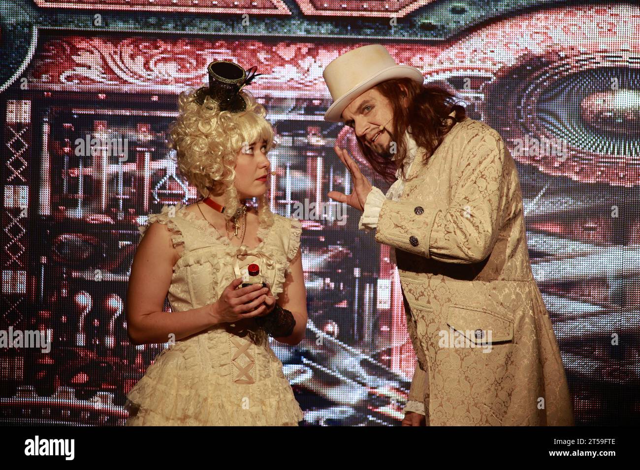 Brocken, Allemagne. 03 novembre 2023. L'acteur Faust Christian Venske se tient à côté de l'actrice Gretchen Anika Bollmann dans une scène. Après une pause de quatre ans, la première de 'Faust on the Brocken - Rock Theater basé sur Goethe' a eu lieu au Brocken. D'autres représentations sont prévues le week-end jusqu'à 19.11. Les clients sont transportés de Wernigerode à Brocken sur le 'Mephisto Express' exploité par Harzer Schmalspurbahnen GmbH. Crédit : Matthias Bein/dpa/Alamy Live News Banque D'Images