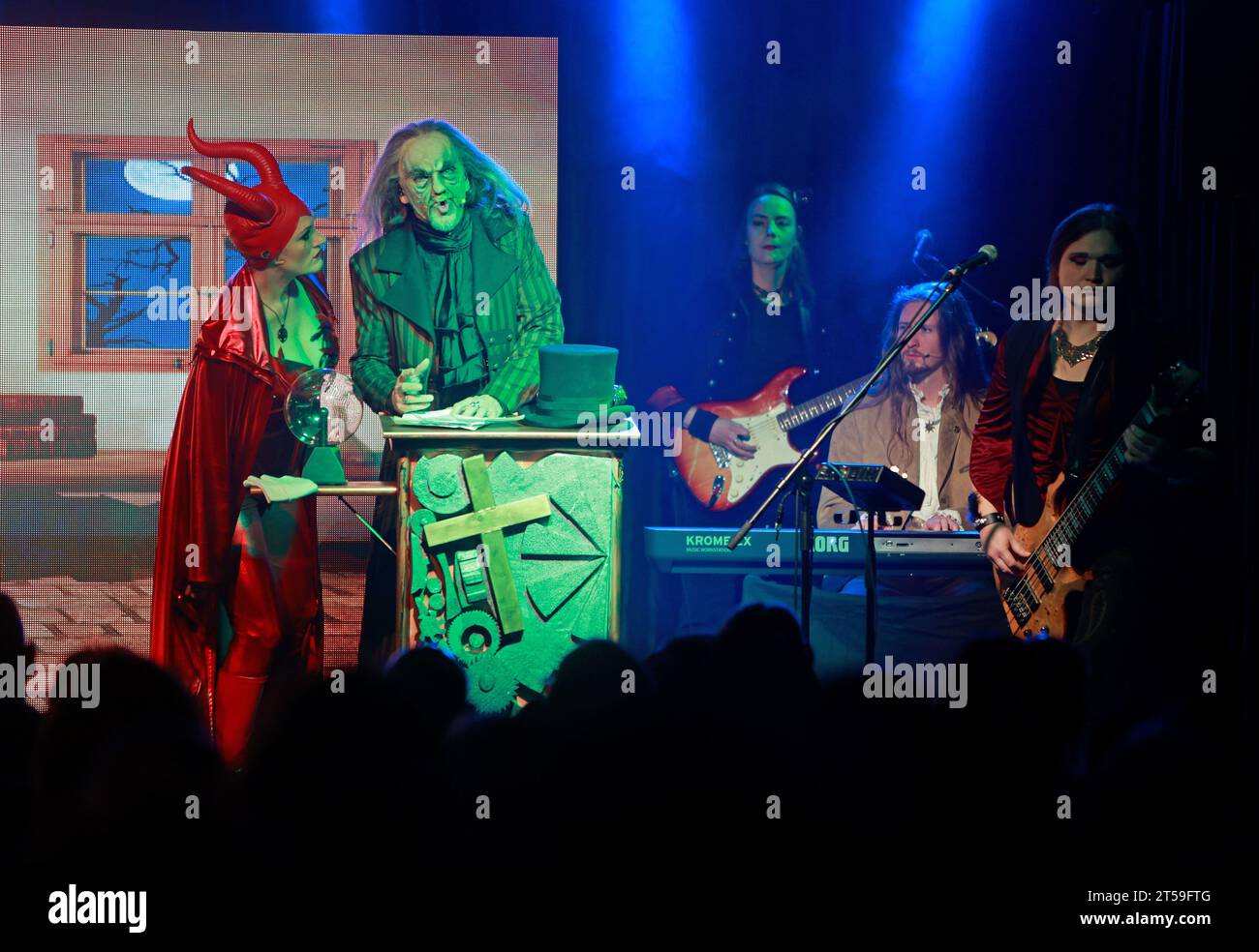 Brocken, Allemagne. 03 novembre 2023. L'actrice Mephista Jessica Fendler se tient à côté de l'acteur Faust Christian Venske dans une scène de Faust de Goethe. Après une pause de quatre ans, la première de 'Faust on the Brocken - Rock Theater basé sur Goethe' a eu lieu au Brocken. D'autres représentations sont prévues le week-end jusqu'à 19.11. Les clients sont transportés de Wernigerode à Brocken sur le 'Mephisto Express' exploité par Harzer Schmalspurbahnen GmbH. Crédit : Matthias Bein/dpa/Alamy Live News Banque D'Images