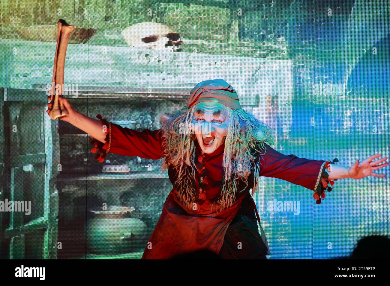 Brocken, Allemagne. 03 novembre 2023. Une sorcière se tient devant un mur LED dans une scène du Faust de Goethe. Après une pause de quatre ans, la première de 'Faust on the Brocken - Rock Theater basé sur Goethe' a eu lieu au Brocken. D'autres représentations sont prévues le week-end jusqu'à 19.11. Les clients sont transportés de Wernigerode à Brocken sur le 'Mephisto Express' exploité par Harzer Schmalspurbahnen GmbH. Crédit : Matthias Bein/dpa/Alamy Live News Banque D'Images