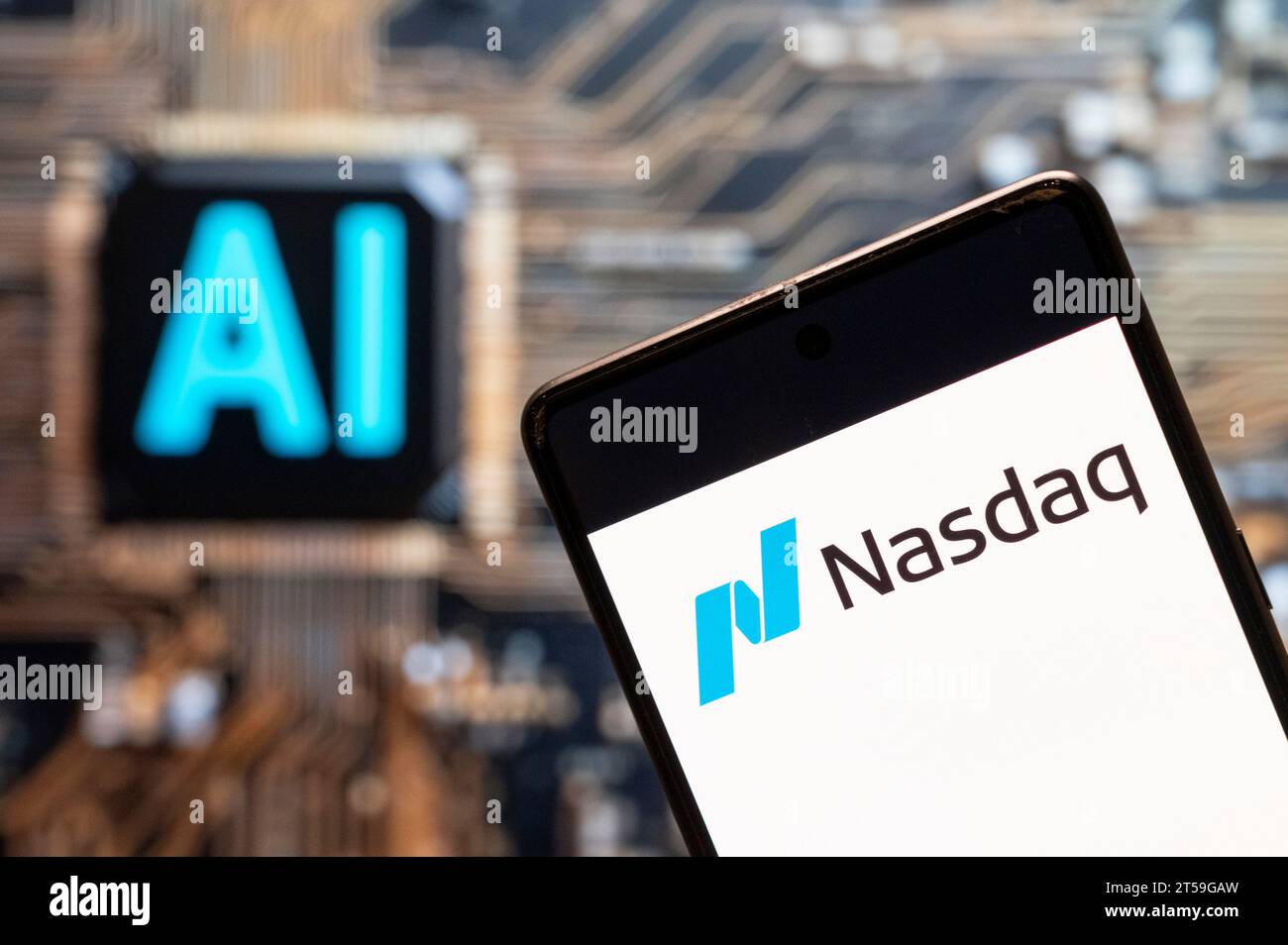 Dans cette illustration photo, l'indice boursier américain, logo Nasdaq vu affiché sur un smartphone avec puce d'intelligence artificielle (IA) et symbole en arrière-plan. Banque D'Images