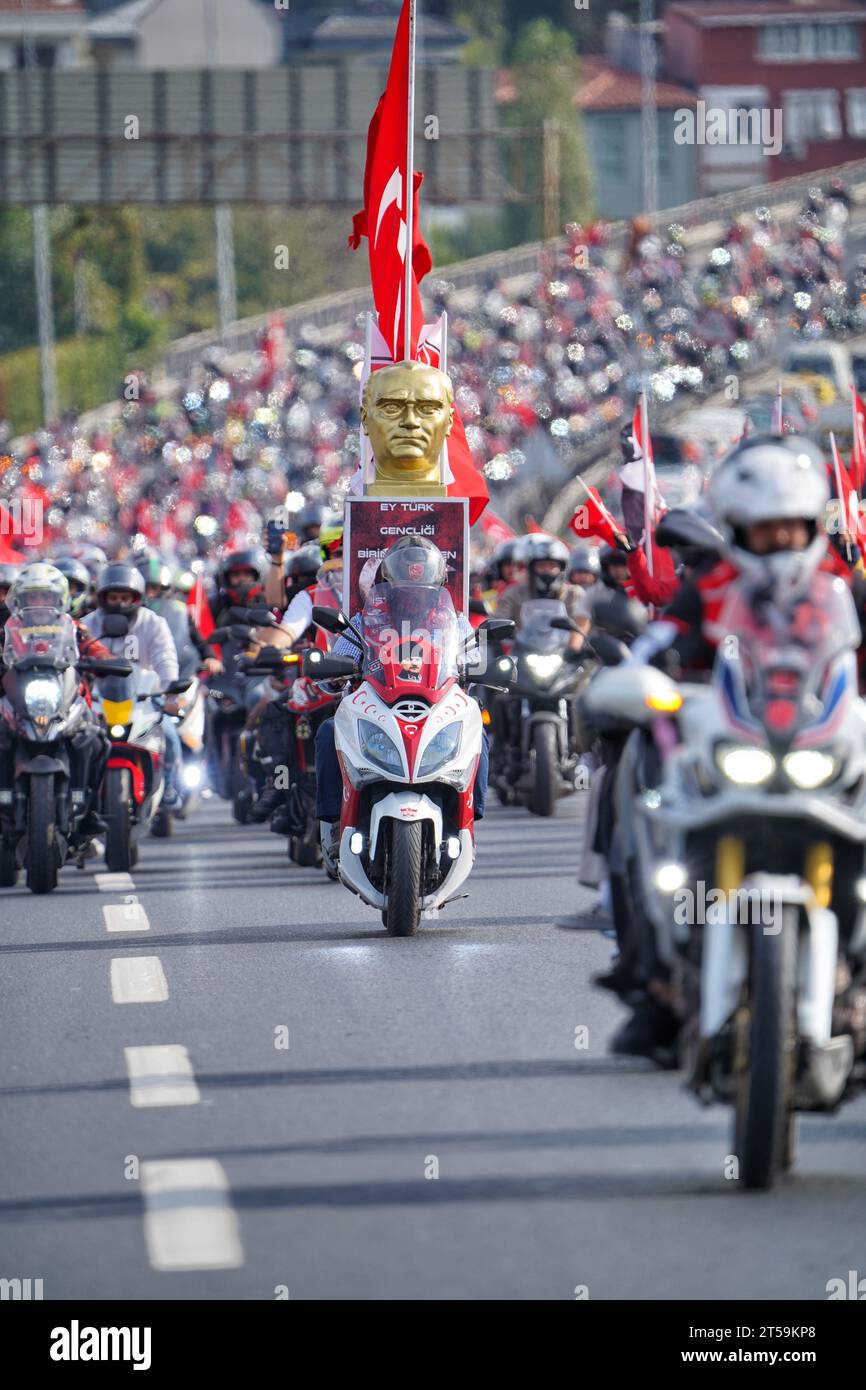Célébrations du 100e anniversaire de la République de Türkiye, cortège moto du pont du Bosphore Banque D'Images