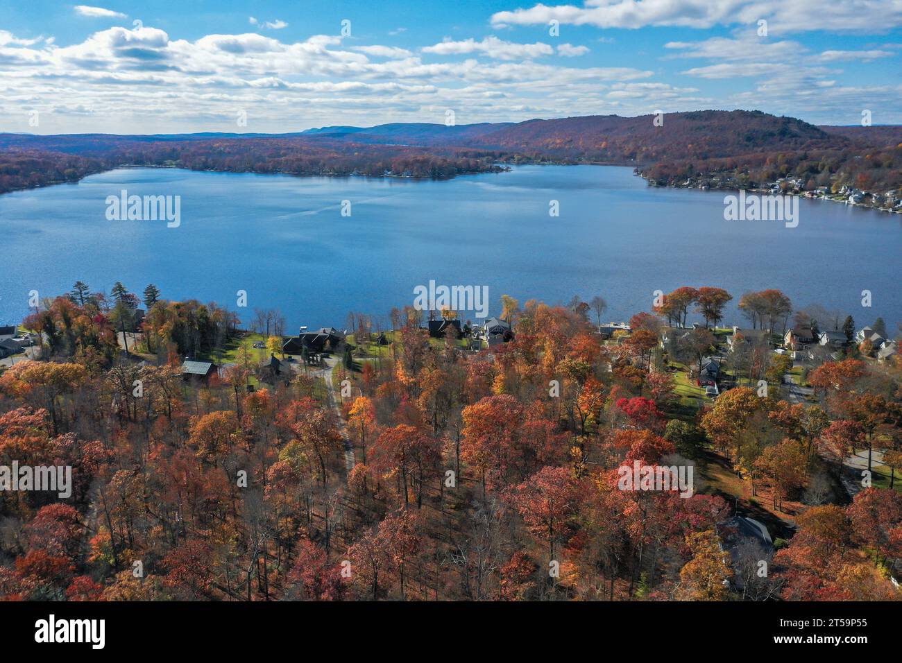 Culvers Lake Frankford NJ sur une journée ensoleillée d'automne avec le feuillage aérien d'automne Banque D'Images