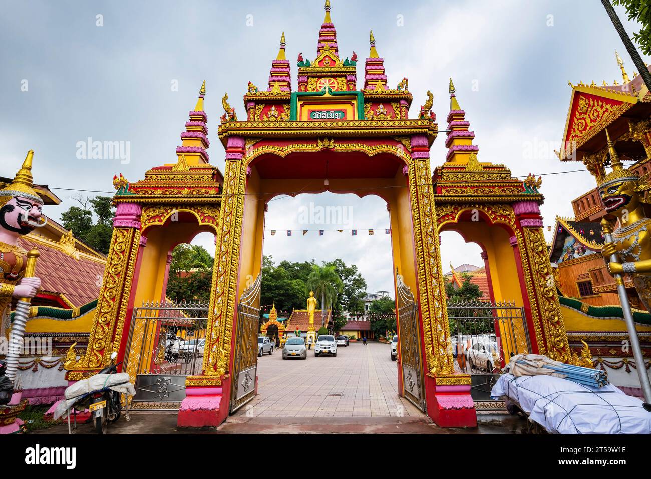 Wat si Muang (Wat Simuong), porte décorative, Vientiane, Laos, Asie du Sud-est, Asie Banque D'Images