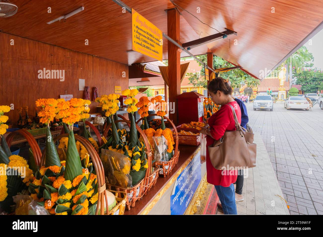 Wat si Muang(Wat Simuong), magasin, Offres de fleurs, Vientiane, Laos, Asie du Sud-est, Asie Banque D'Images