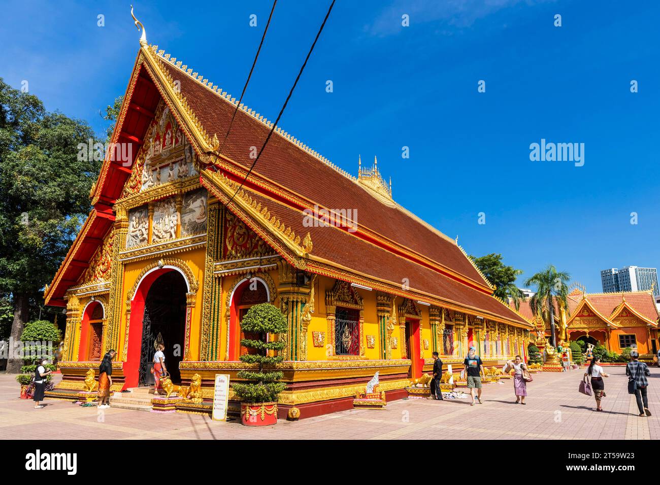 Wat si Muang (Wat Simuong), extérieur du sanctuaire principal décoratif (hall principal), et cour, Vientiane, Laos, Asie du Sud-est, Asie Banque D'Images