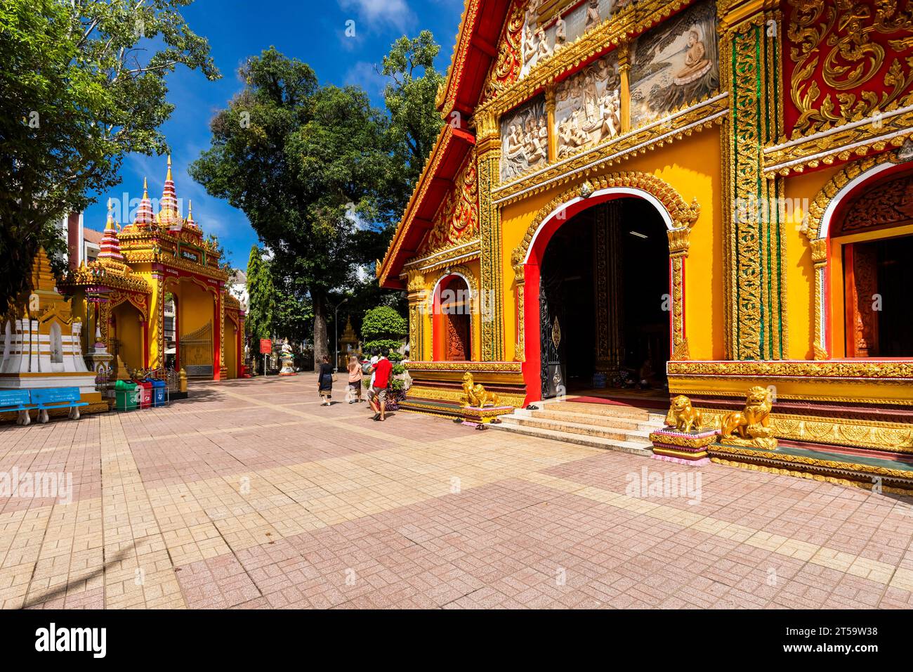 Wat si Muang (Wat Simuong), extérieur du sanctuaire principal décoratif (hall principal), et cour, Vientiane, Laos, Asie du Sud-est, Asie Banque D'Images
