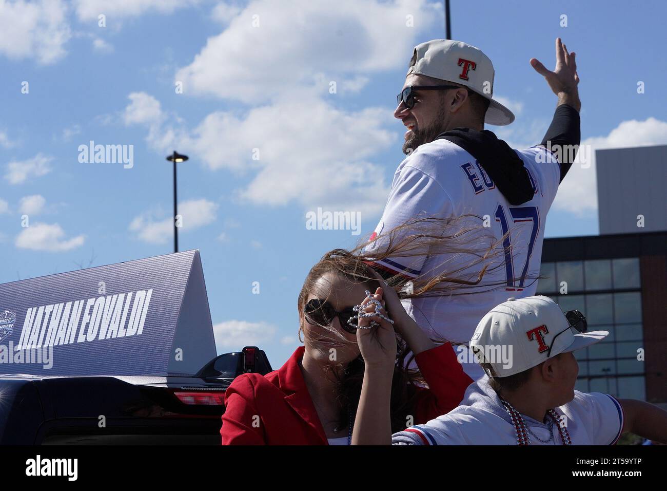 Arlington, Texas, États-Unis. 4 novembre 2023. Arlington, Texas, États-Unis : Nathan Eovaldi, lanceur des Texas Rangers, participe au défilé célébrant leur championnat de la série mondiale 2023 dans les rues du quartier des divertissements d'Arlington et devant le Globe Life Field le vendredi 3 novembre 2023. (Image de crédit : © Javier Vicencio/eyepix via ZUMA Press Wire) USAGE ÉDITORIAL SEULEMENT! Non destiné à UN USAGE commercial ! Banque D'Images