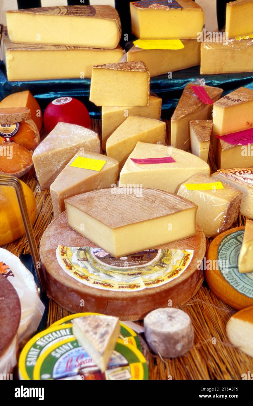 Dispaly de fromages gastronomiques dans une boutique à Paris, France Banque D'Images