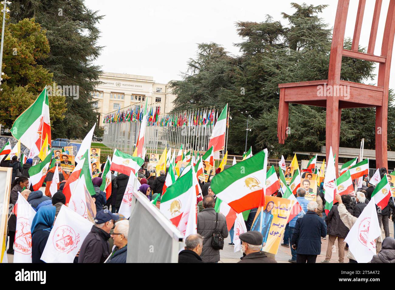 Genève, Suisse. 03 novembre 2023. Une foule de partisans du Conseil national dissident de la résistance iranienne (CNRI) porte des drapeaux et des portraits de victimes du régime iranien lors d’un rassemblement au Palais des Nations, devant le siège européen des Nations unies pour protester contre la nomination de l'envoyé du régime iranien à la présidence du Forum social du Conseil des droits de l'homme des Nations unies. (Photo de Siavosh Hosseini/SOPA Images/Sipa USA) crédit : SIPA USA/Alamy Live News Banque D'Images