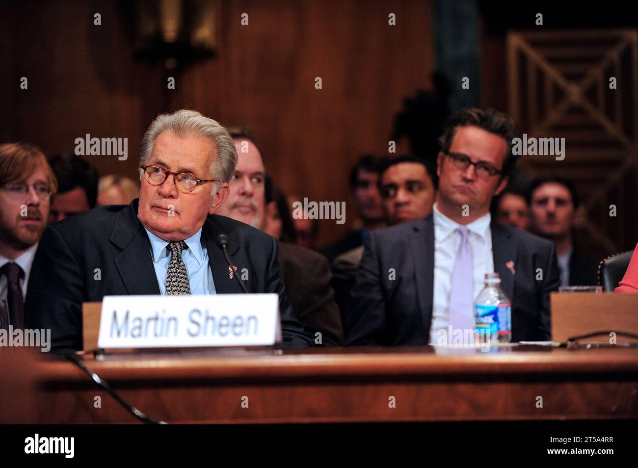 De la droite. 19 juillet 2011. L'acteur Martin Sheen témoigne lors d'une audience devant le Comité sénatorial des États-Unis sur le sous-comité judiciaire sur la criminalité et le terrorisme sur "les tribunaux de traitement des drogues et des anciens combattants : la recherche de solutions rentables pour protéger la sécurité publique et réduire la récidive" à Washington, DC, le mardi 19 juillet 2011. L'acteur Matthew Perry regarde à droite.crédit : Ron Sachs/CNP/dpa/Alamy Live News Banque D'Images