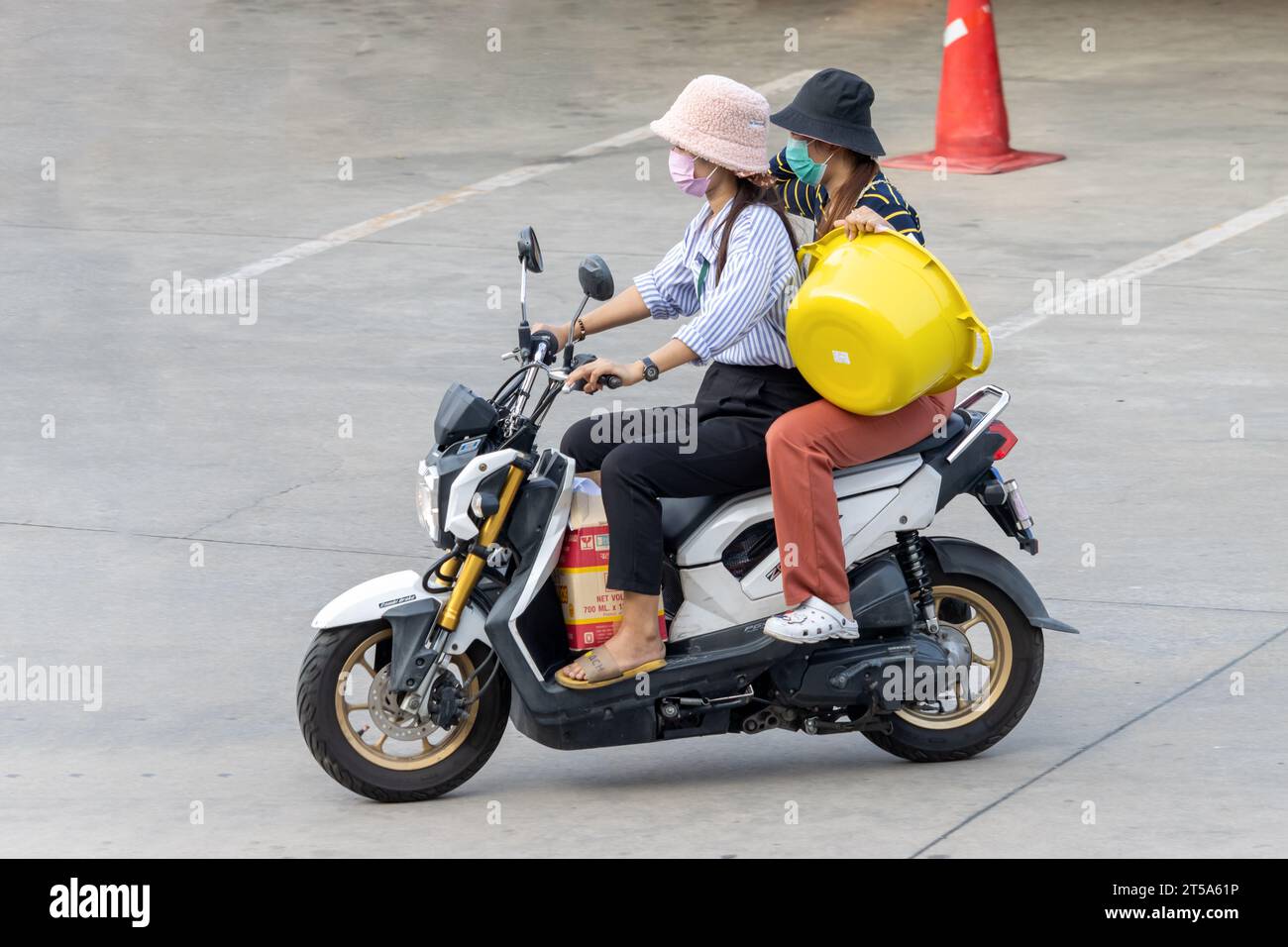 SAMUT PRAKAN, THAÏLANDE, NOVEMBRE 03 2023, deux femmes transportent des marchandises sur une moto Banque D'Images