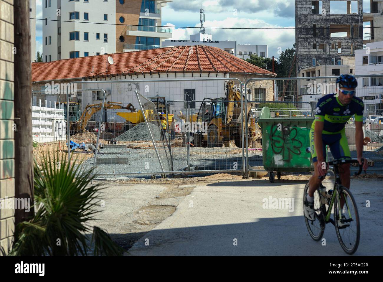 CHYPRE, PAPHOS-20 MARS : Paphos est une ville côtière du sud-ouest de Chypre, située sur la côte méditerranéenne. Une vue de la réfection de la route le 20 mars 2 Banque D'Images