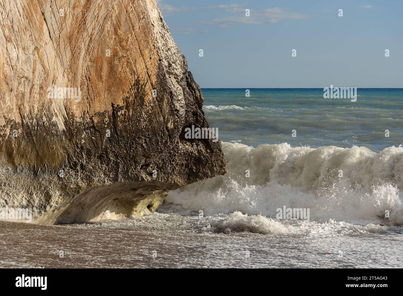 Vue naturelle sur la falaise en mer Méditerranée. Banque D'Images Vue naturelle sur la falaise en mer Méditerranée. Banque D'Images