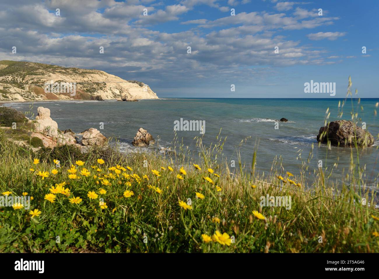 Vue naturelle sur la falaise en mer Méditerranée. Banque D'Images Vue naturelle sur la falaise en mer Méditerranée. Banque D'Images