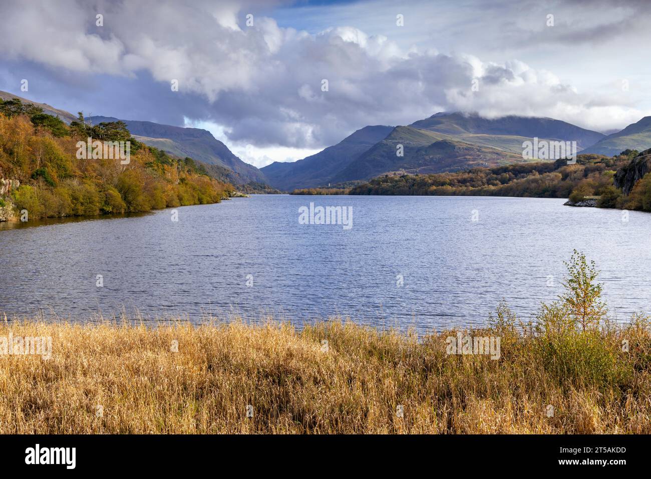 Vue sur Llyn Padarn près de Llanberis à Gwynedd, Snowdonia National Park, au nord du pays de Galles. Banque D'Images