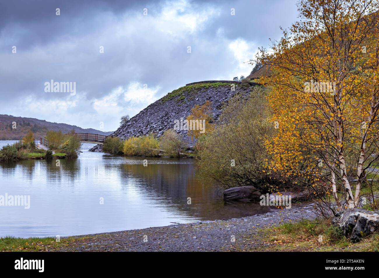 Les rives de Llyn Padarn près de Llanberis à Gwynedd, parc national de Snowdonia, pays de Galles du Nord. Banque D'Images
