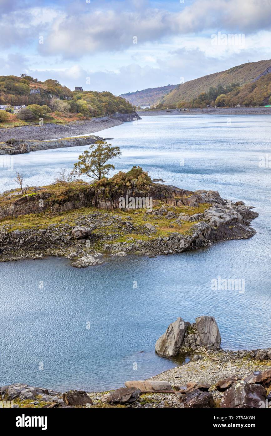 Lac Llyn Peris près de Llanberis à Gwynedd, parc national de Snowdonia, pays de Galles du Nord. Banque D'Images