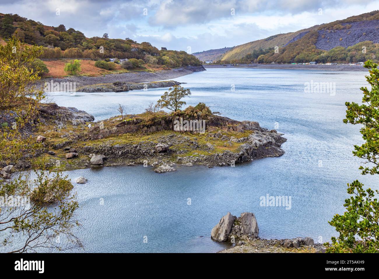 Llyn Peris, avec carrière Dinorwic et centrale électrique en arrière-plan, près de Llanberis, parc national de Snowdonia, pays de Galles. Banque D'Images