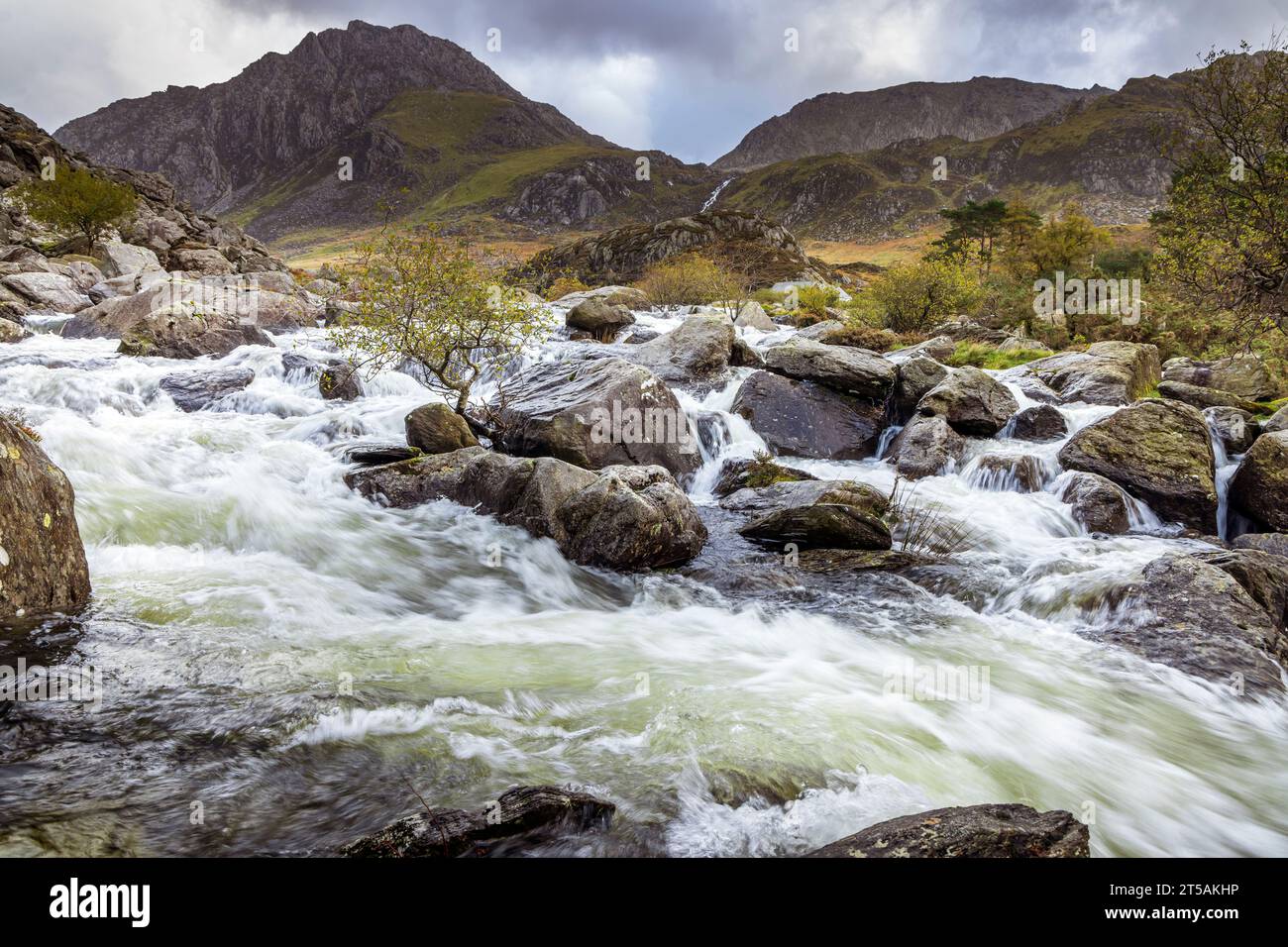 Partie supérieure des chutes d'Ogwen à partir de Pont Pen-y Benglog, avec le mont Tryfan en arrière-plan, Llyn Ogwen, Snowdonia, pays de Galles Banque D'Images