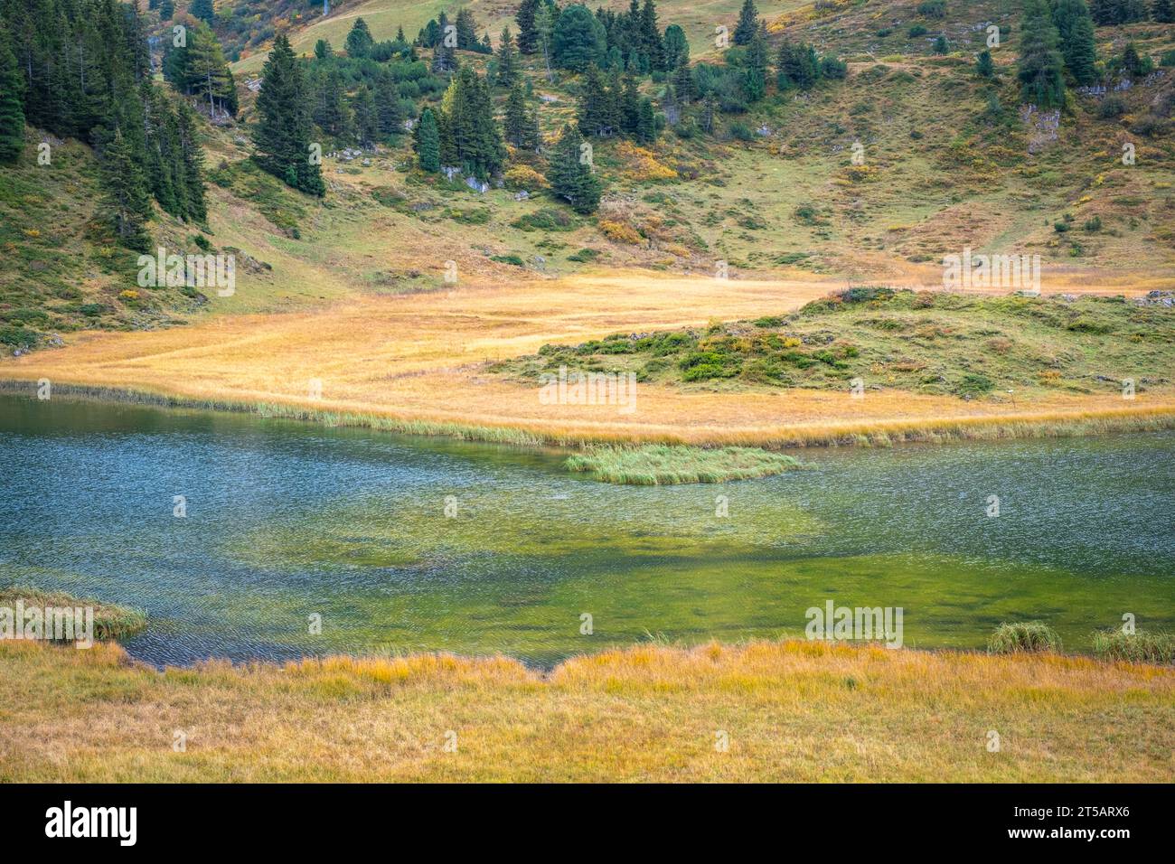 Marcher le long de la Kalbelesee dans les Alpes en Autriche Banque D'Images