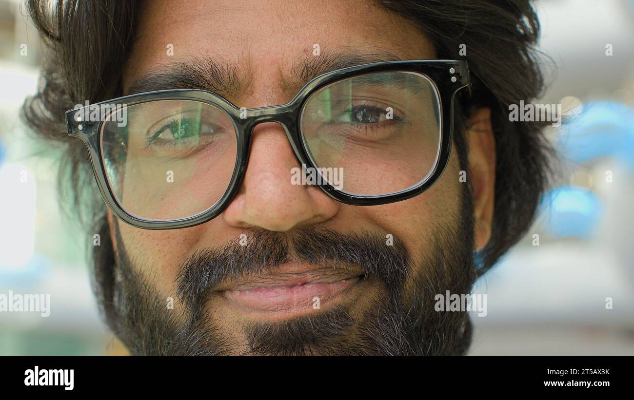 Gros plan du visage masculin positif dans les lunettes. Portrait Indien barbu homme dans des lunettes souriant regardant la caméra. Headshot entrepreneur homme d'affaires Banque D'Images
