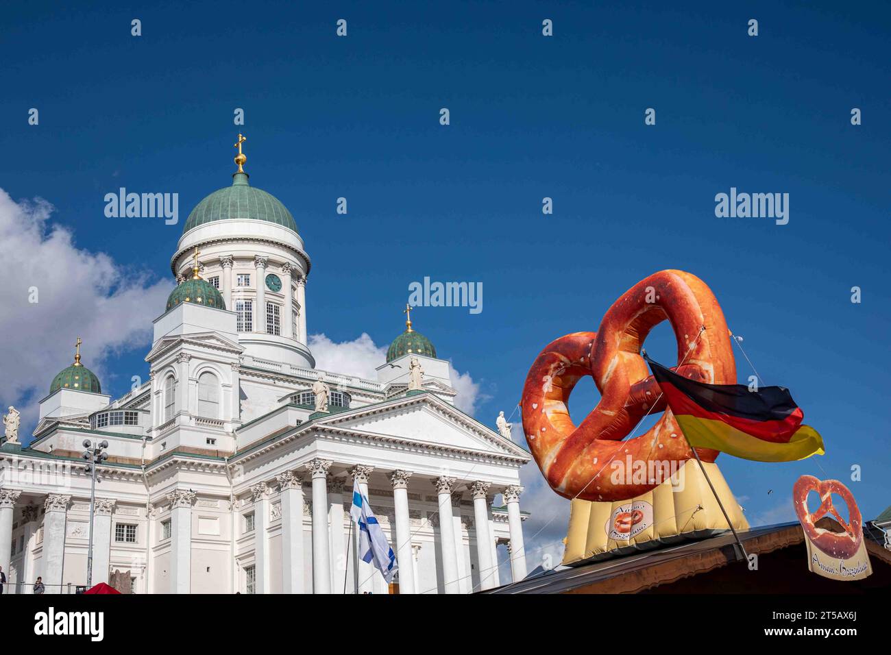 Panneau bretzel et cathédrale d'Helsinki au Grand marché international d'Helsinki, Finlande Banque D'Images