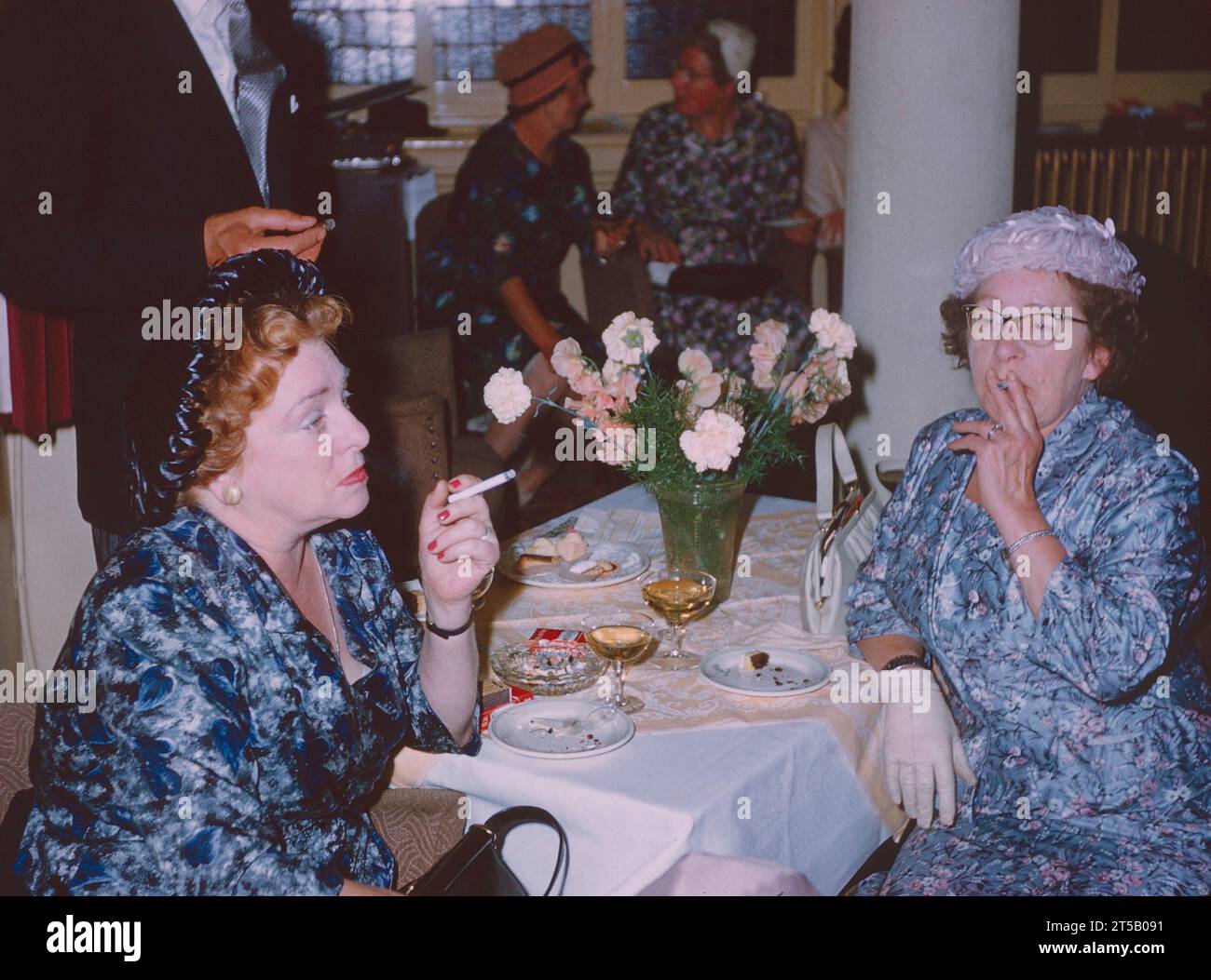 Femmes fumant au mariage des années 1950 Banque D'Images