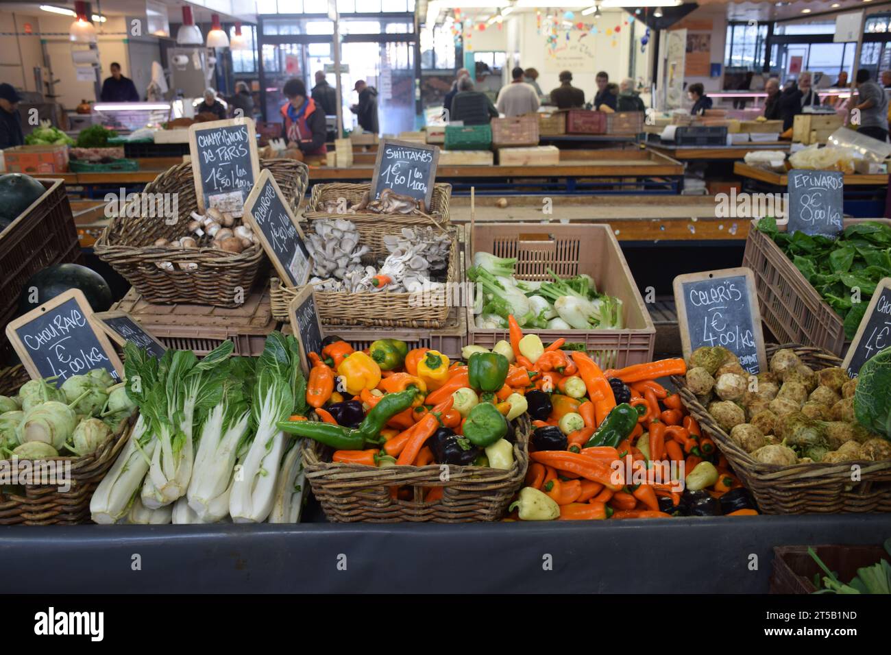 Stalle de légumes au marché couvert de Dijon, Bourgogne, France octobre 2023 Banque D'Images