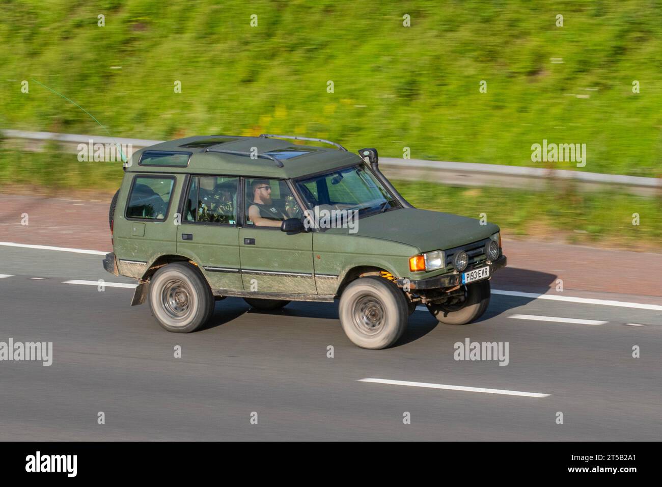Années 1996 60 soixante Vert Land Rover Discovery es TDI Auto 300 TDI Auto voiture Hardtop Diesel 2495 cc Banque D'Images