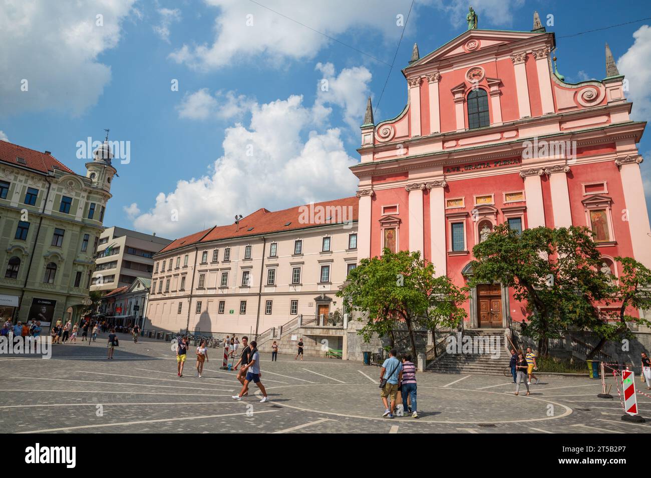 Église franciscaine de l'Annonciation sur la place Preseren ; centre-ville de Ljubljana, capitale de la Slovénie 08,2019 Banque D'Images