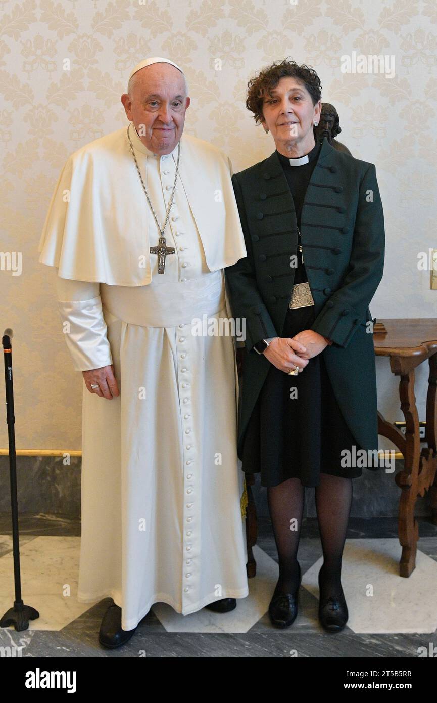 Vatican, Vatican. 04 novembre 2023. Italie, Rome, Vatican, 2023/11/4. Le Pape François reçoit en audience privée la très révérend Sally Foster-Fulton, modératrice de l’Église d’Écosse au Vatican Photographie par Vatican Media /Catholic Press photo Credit : Independent photo Agency/Alamy Live News Banque D'Images