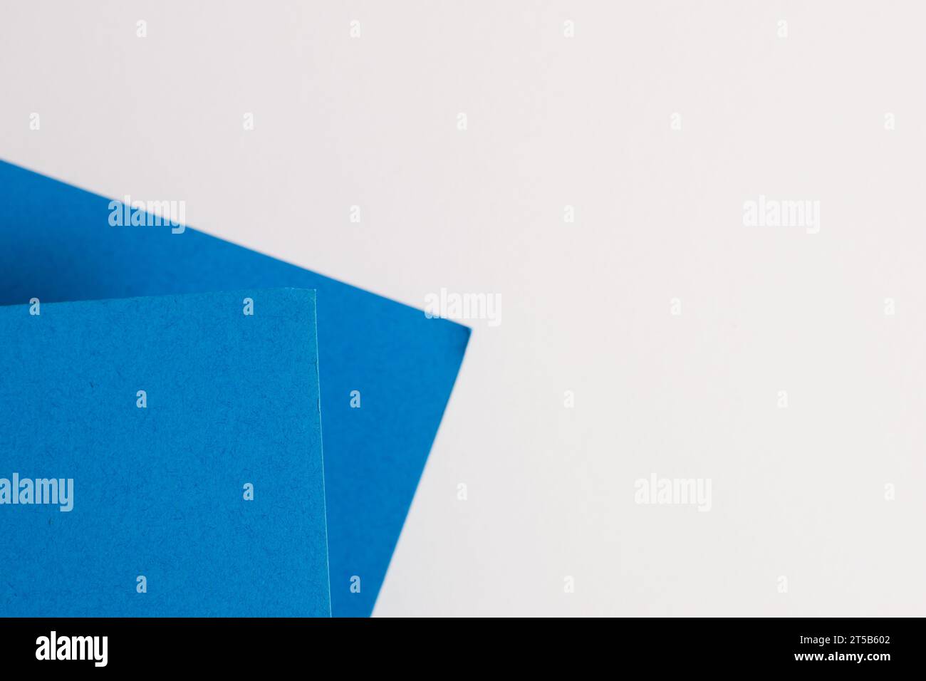 Fond bleu et blanc géométrique abstrait, espace de copie Banque D'Images