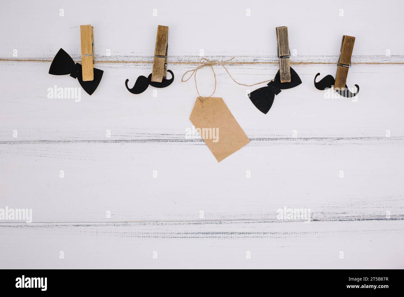 Noeud papillon en papier décoratif près du fil de l'étiquette de moustache Banque D'Images