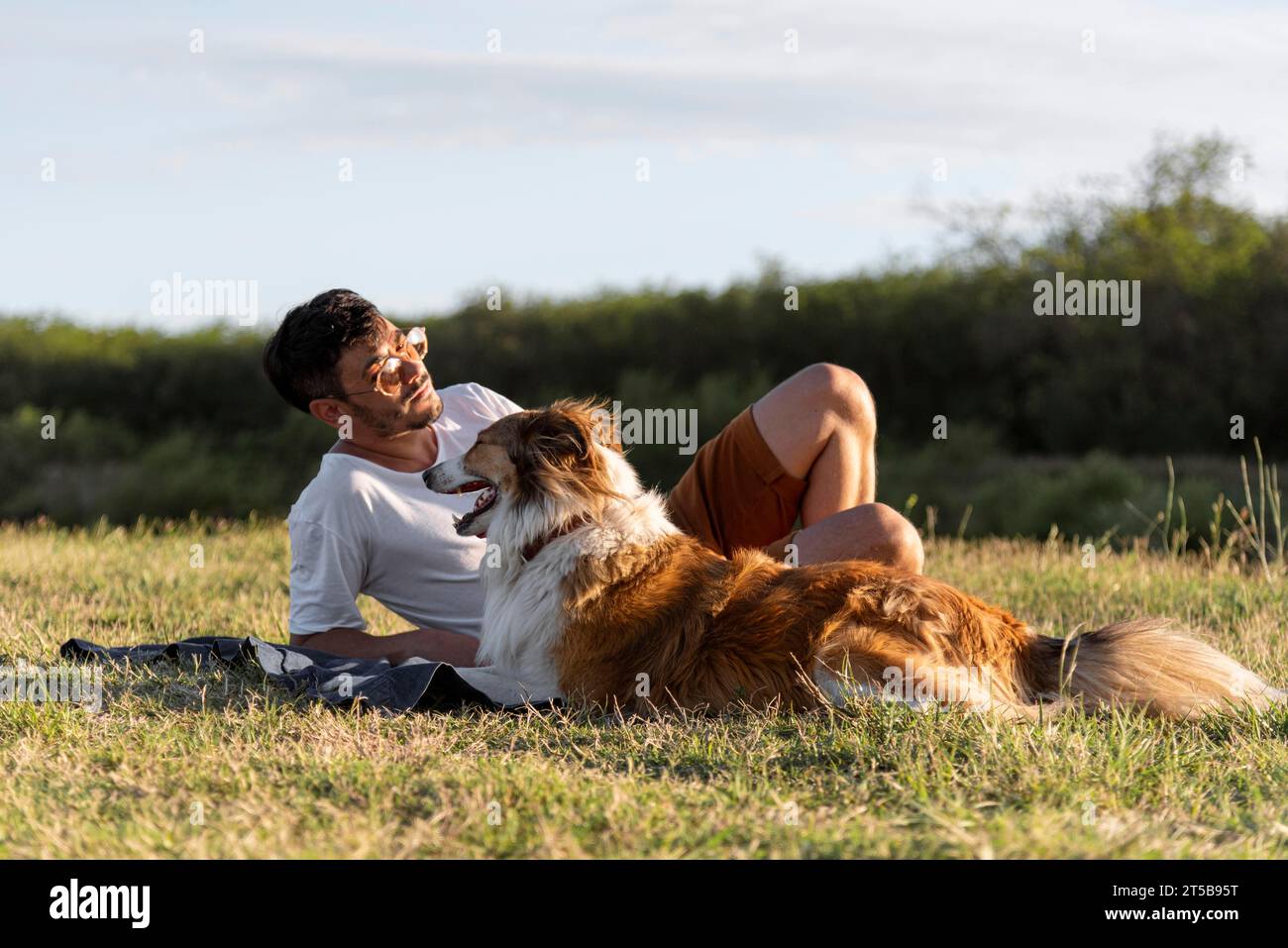 Jeune homme avec chien bord de mer Banque D'Images