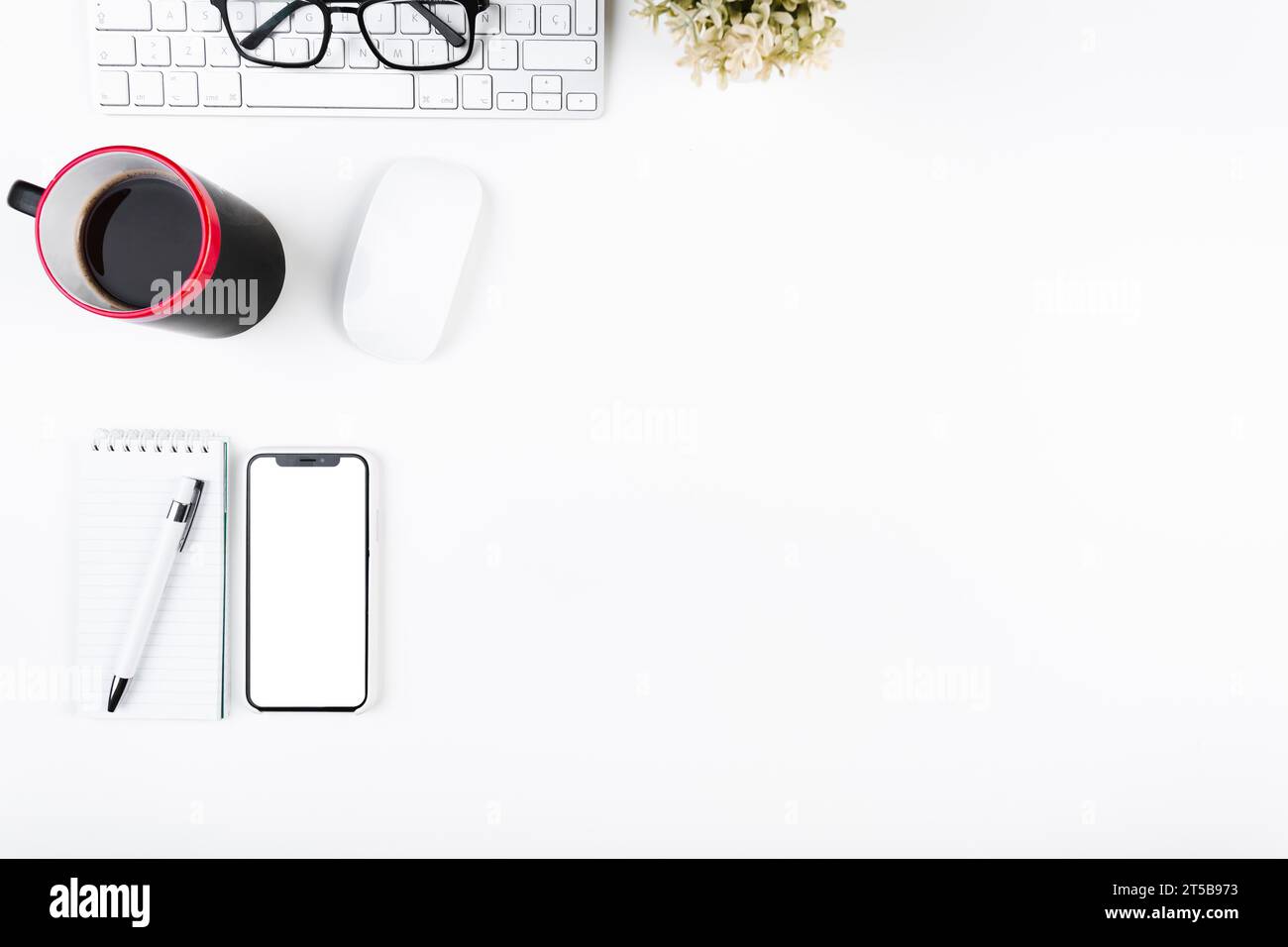 Espace de travail avec clavier mug smartphone Banque D'Images