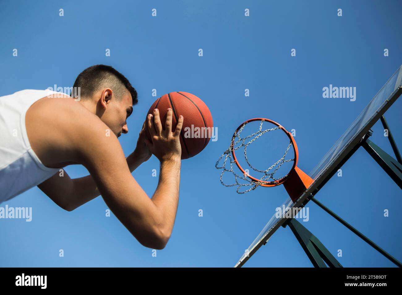 Joueur de basket-ball jetant la balle dans le filet Banque D'Images