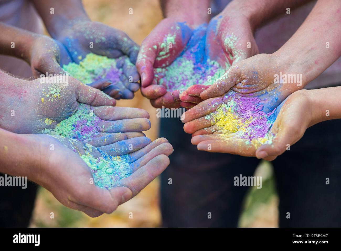 Fermer plusieurs mains tenant la couleur de poudre Banque D'Images