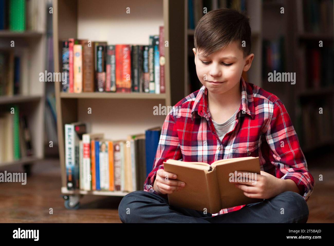 Grand angle petit garçon lisant Banque D'Images