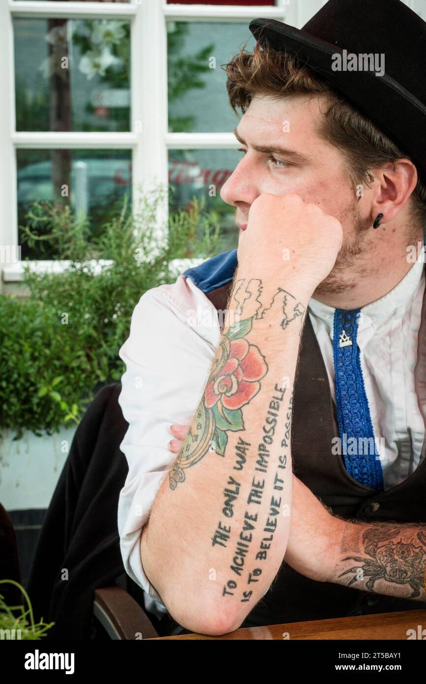 Tatouage sur l'avant-bras d'un frère Roland, Freudenberg, Allemagne Banque D'Images