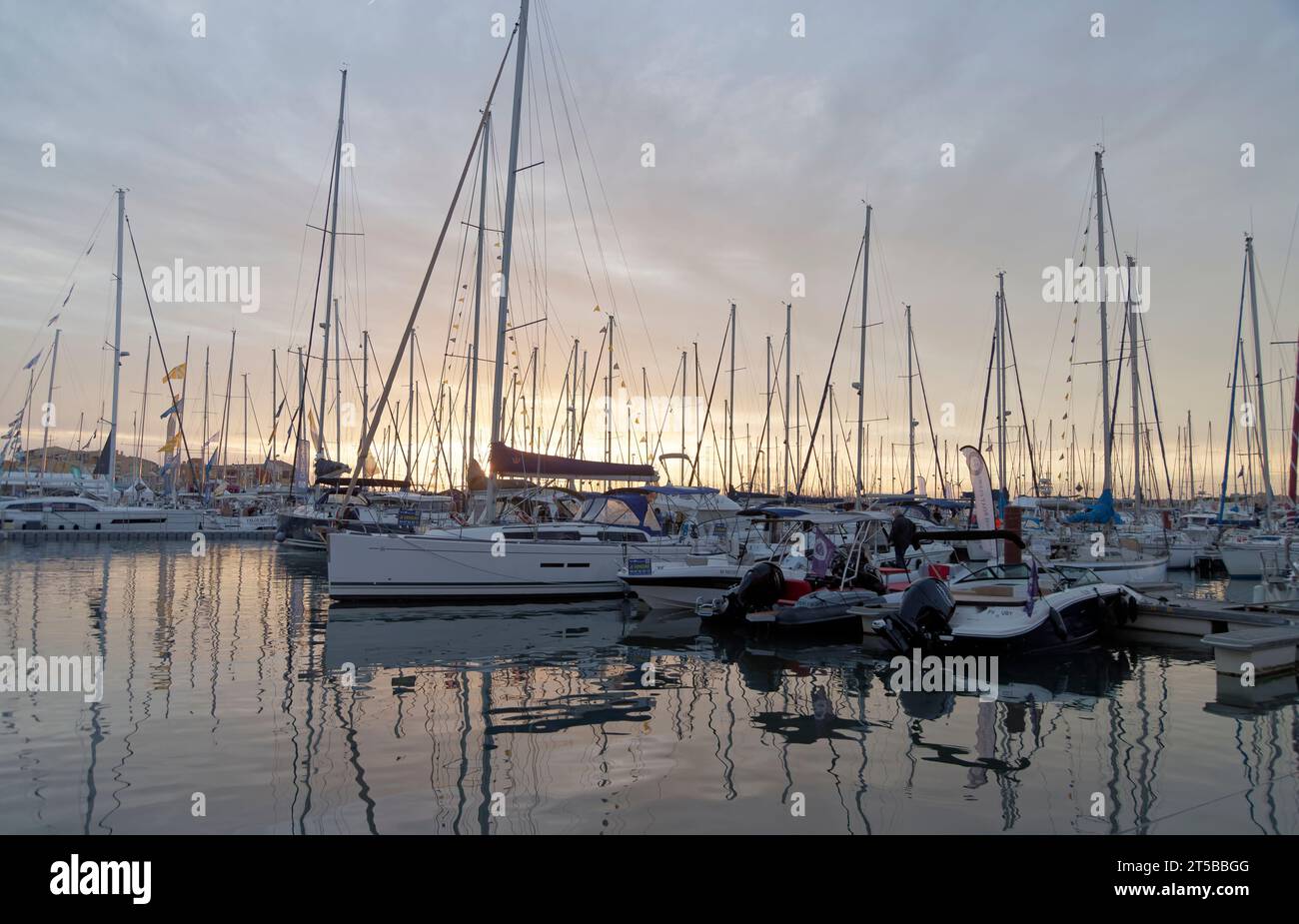 Cap d'Agde, France. 1 novembre 2023. Vue des voiliers du Cap d'Agde lors du salon nautique 2023 au Cap d'Agde, France Banque D'Images