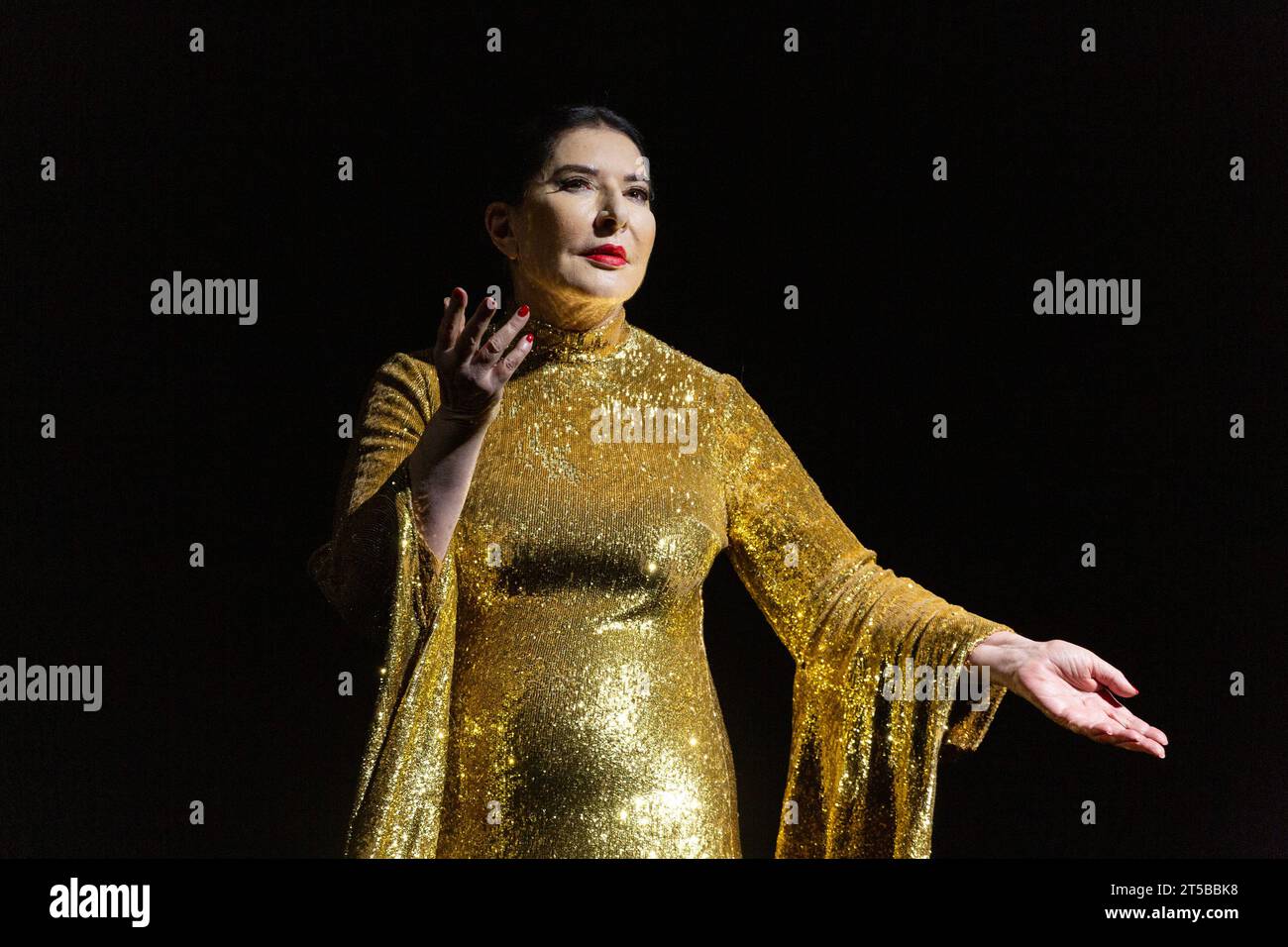 Marina Abramovic (comme Maria Callas) en 7 DÉCÈS DE MARIA CALLAS à l'English National Opera (ENO), London Coliseum, Londres WC2 03/11/2023 avec musique de Marko Nikodijevic livret : Petter Skavlan & Marina Abramovic chef d'orchestre : Yoel Gamzou design : Marina Abramovic & Anna Schoetl costumes : Riccardo Tisci pour Burberry éclairage: Urs Schoenebaum réalisateur : Nabil Elderkin intermezzos visuels : Marco Brambilla metteur en scène : Marina Abramovic Banque D'Images