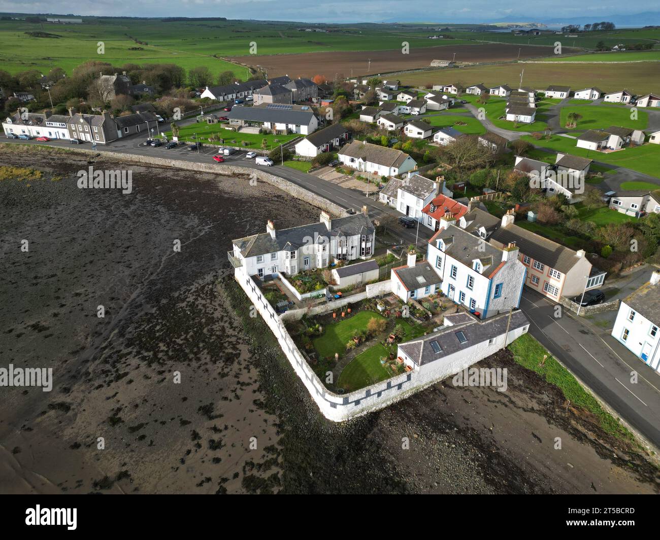 Île de Whithorn Wigtownshire Écosse vue aérienne du Captain's Garden un jardin clos clôturé à côté du port pris le 2023 octobre Banque D'Images