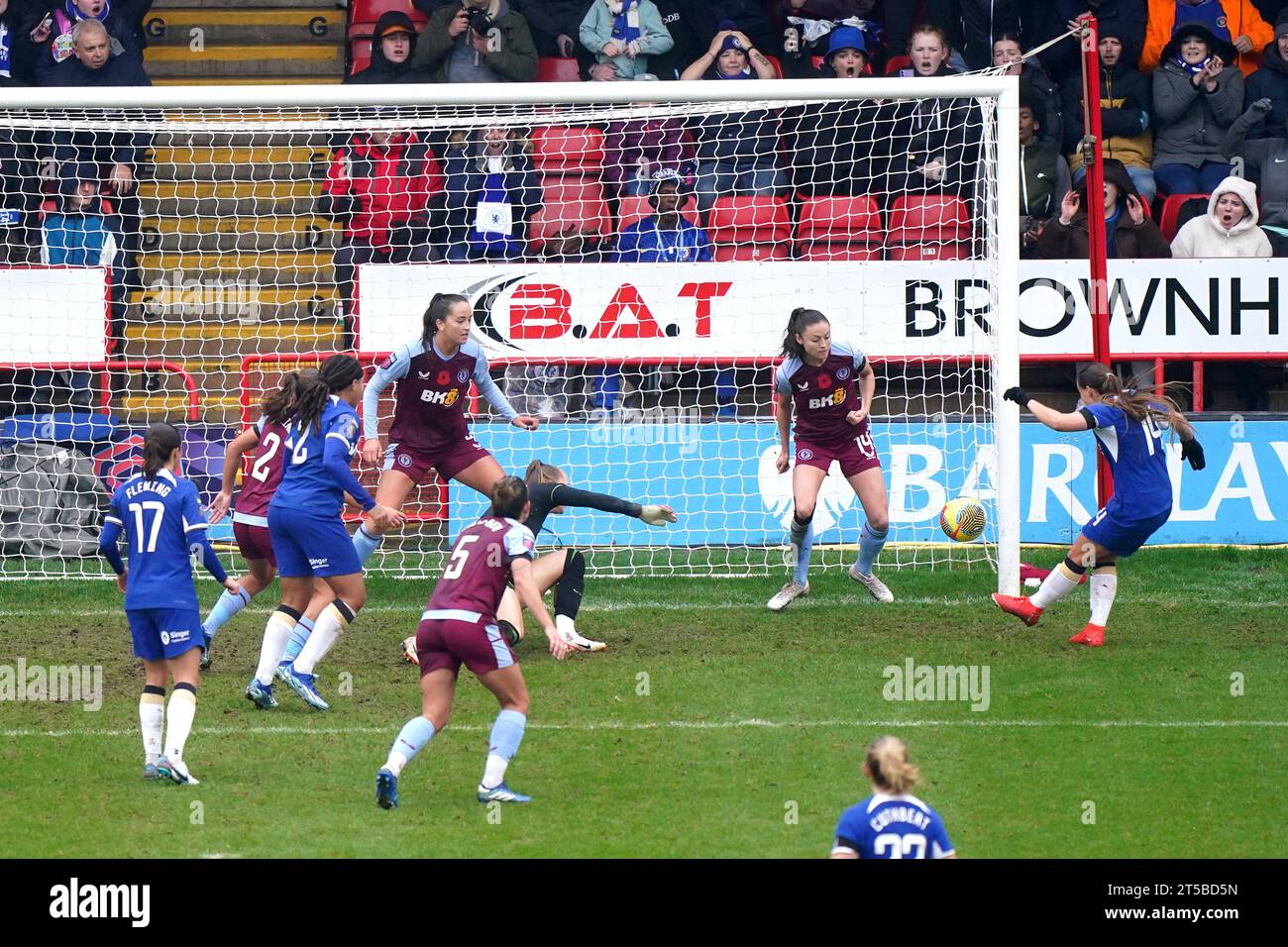 Fran Kirby de Chelsea marque le deuxième but de leurs équipes lors du match de Barclays Women's Super League au stade Poundland Bescot, Walsall. Date de la photo : Samedi 4 novembre 2023. Banque D'Images