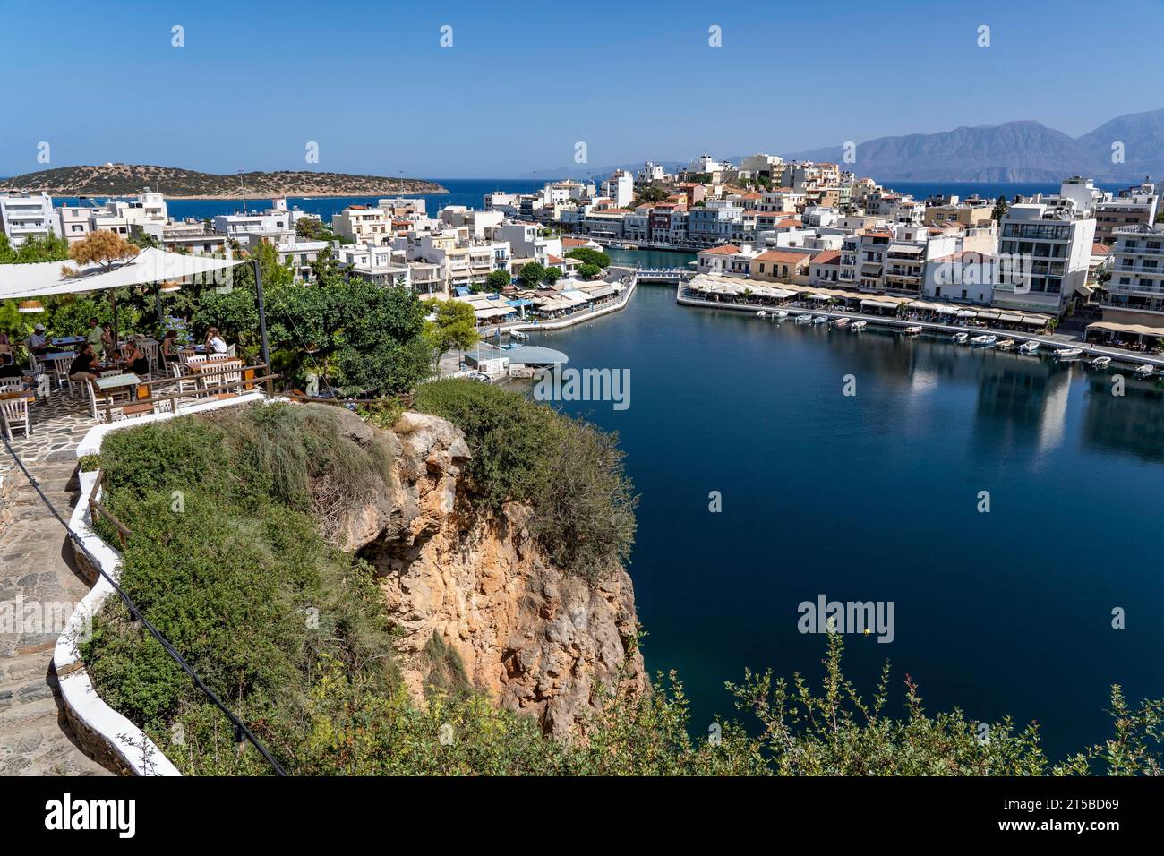 Taverna Gioma au-dessus du village d'Agios Nikolaos, dans la partie orientale de la Crète, vue sur le lac Voulismeni, relié à la mer, vieille ville, Grèce, Banque D'Images