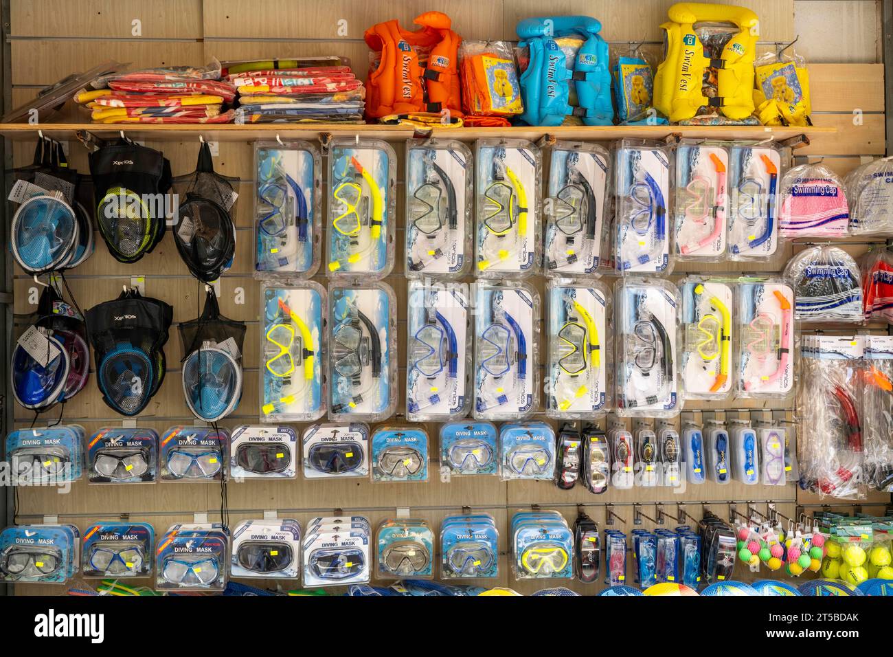 La place Agios Nikolaos, dans la partie orientale de la Crète, vente de lunettes de natation, lunettes de plongée, plongée avec tuba, équipement de sports nautiques, Grèce, Banque D'Images